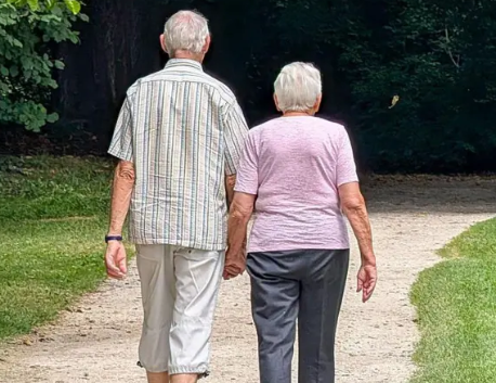 ¿LOS GENES O EL ESTILO DE VIDA? NUEVA INVESTIGACIÓN REVELA QUÉ INFLUYE MÁS EN CUÁNTO VIVIMOS