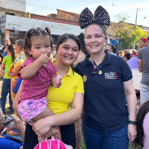 Rosana Bogado lleva alegría y regalos a los niños de Coronel Oviedo por el Día del Niño