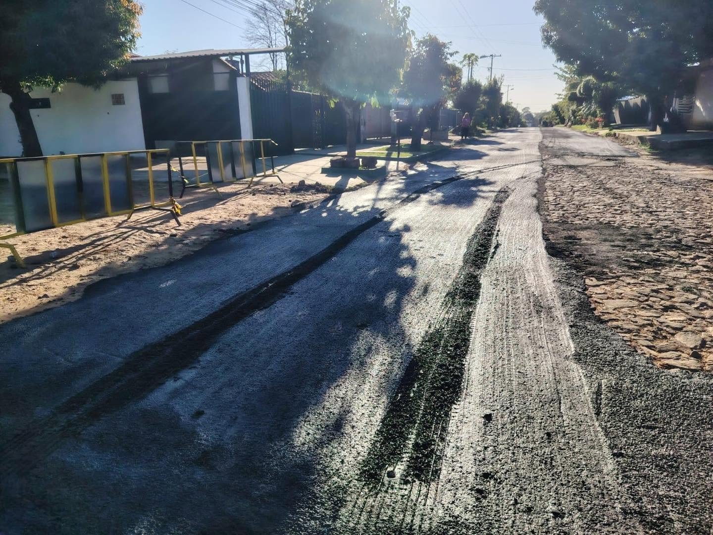 Asfalto recién colocado vuelve a ser dañado por vehículos en Villa IPVU
